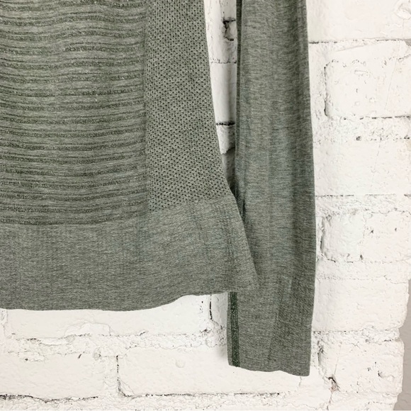 Athleta Devotion Wool Grey Long Sleeve Turtleneck Running Shirt Mesh Striped XS - Picture 3 of 6